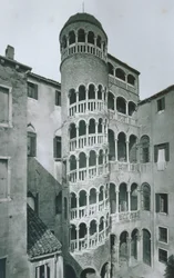 View of Palazzo Contarini del Bovolo